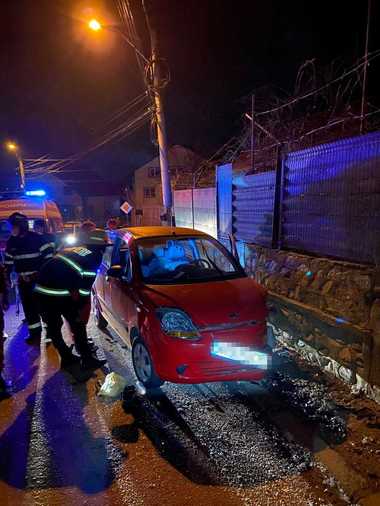 Accident grav în Curtea de Argeş: Un bărbat a murit, iar o femeie are amputaţie de braţ după ce maşina în care se aflau a intrat într-un gard