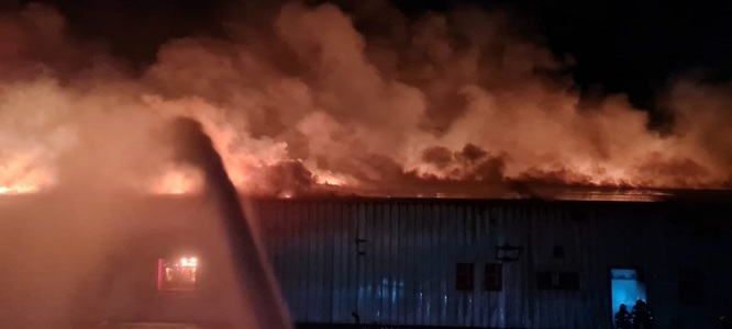 Incendiu puternic la o fabrică de mezeluri din Mizil. Două persoane au suferit arsuri la nivelul feţei - FOTO, VIDEO