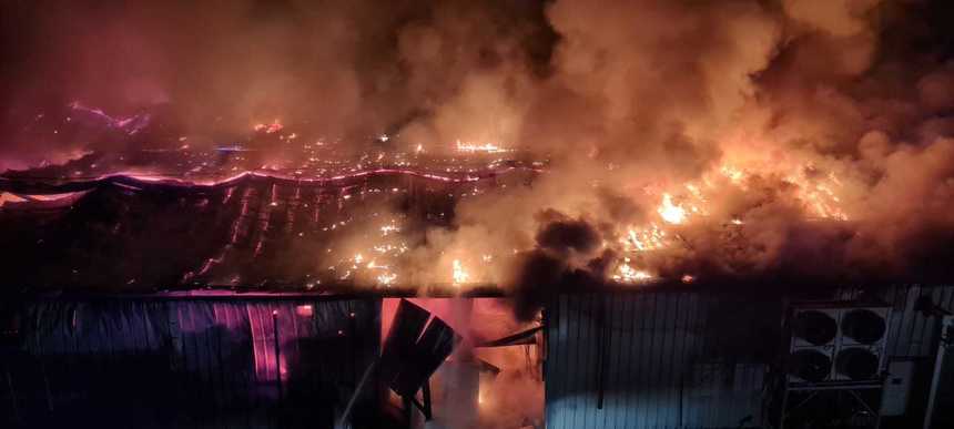 Prahova: Incendiul de la fabrica de mezeluri din Mizil, stins după 14 ore - VIDEO