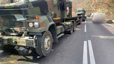 Vâlcea: Trei autoplatforme care fac parte dintr-un convoi american ce se deplasa către Sibiu au intrat în coliziune faţă-spate / Unul dintre conducătorii auto a suferit leziuni la un picior 