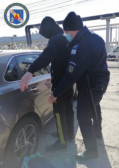 Bacău: Elev de 19 ani, prins cu substanţe interzise într-o parcare aflată la 50 de metri de sediul Grupării de Jandarmi Mobile 