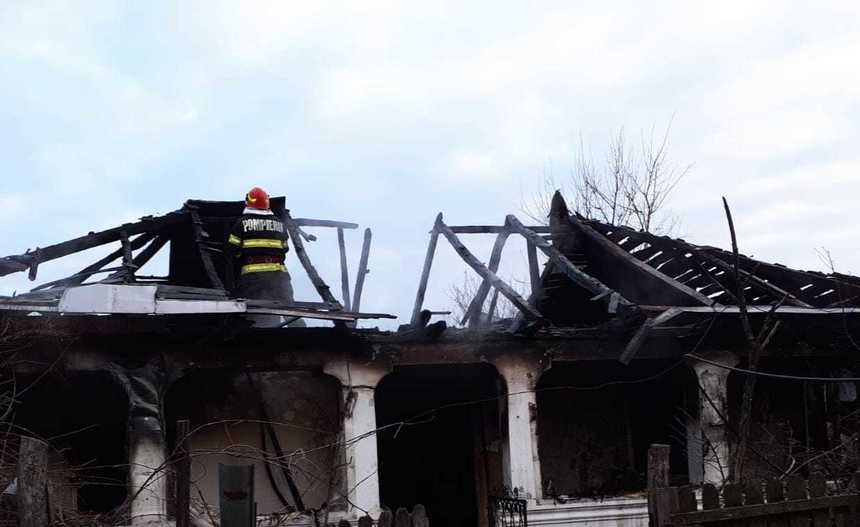 Olt: Două persoane, mamă şi fiu, au murit după ce casa le-a luat foc. Incendiul a fost provocat, cel mai probabil, de un coş de fum deteriorat 