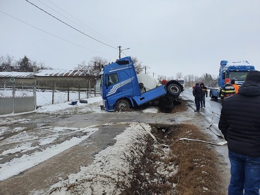 Cisternă cu motorină răsturnată între localităţile Independenţa şi Piscu, din judeţul Galaţi - FOTO