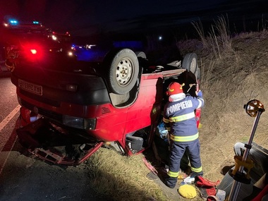 Microbuz cu numere de Ucraina, în care se aflau 11 persoane, răsturnat în judeţul Bihor
- FOTO