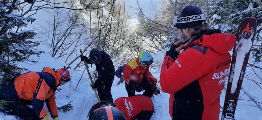 Două persoane, tată şi fiu, surprinse de o avalanşă în timp ce schiau în afara pârtiilor, la Sinaia. Cei doi au fost salvaţi, tatăl fiind rănit - VIDEO