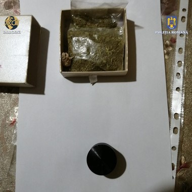 Percheziţii la persoane suspectate că vindeau droguri în Buzău / Substanţele interzise erau introduse şi în unele penitenciare, unde erau vândute deţinuţilor / 20 de persoane, la audieri  