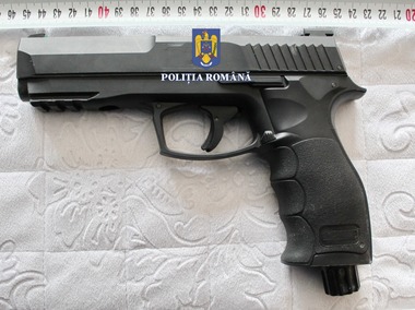 Galaţi: Patru bărbaţi, reţinuţi pentru camătă, şantaj şi violare de domiciliu / Aceştia ar fi ameninţat un bărbat cu acte de violenţă, pentru că nu reuşea să plătească dobânda foarte mare la sumele împrumutate