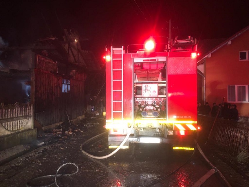 Bistriţa-Năsăud: Intervenţie de nouă ore a pompierilor pentru stingerea unui incendiu care a cuprins mai multe grajduri, fâneţe şi un atelier de prelucrare a lemnului

