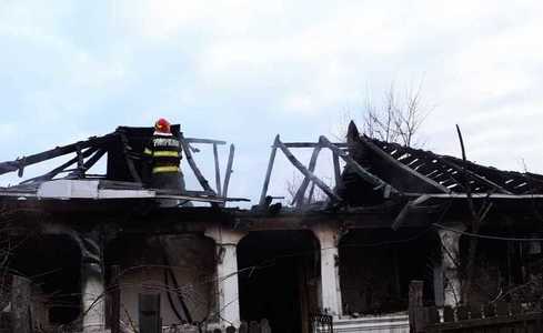Dâmboviţa: Un mort şi un rănit după ce un incendiu a cuprins o casă