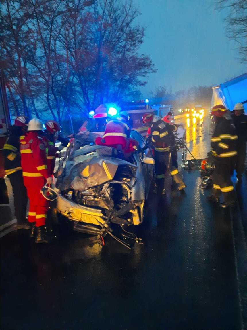 Bacău: Două persoane au murit şi o alta a fost rănită după ce un autoturism a fost lovit frontal de un TIR/ Traficul pe DN 11, complet blocat