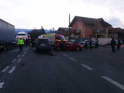 Vâlcea: Accident în care au fost implicate un TIR şi două autoturisme, produs pe DN 7/ Una dintre maşini, cu număr de Ucraina, se îndrepta spre Bulgaria/ Trei persoane, transportate la spital