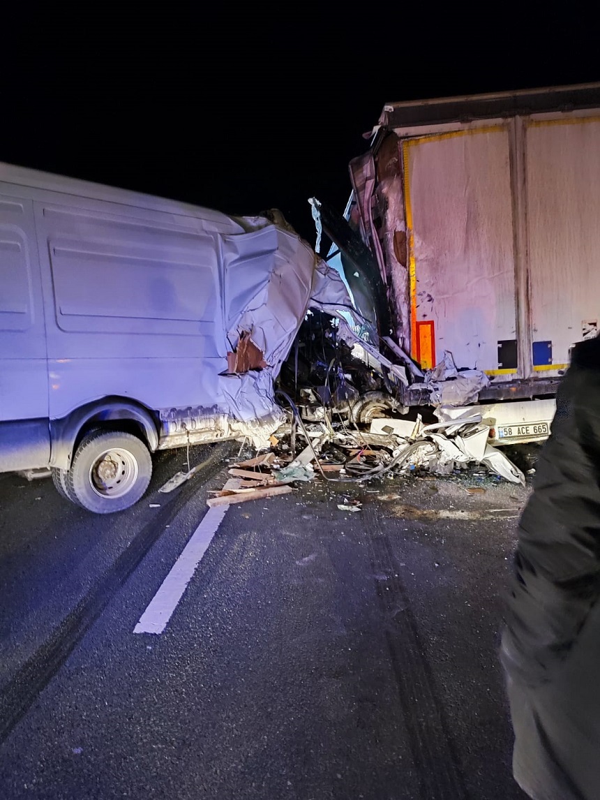 Arad: Şofer irlandez, decedat în urma unui accident pe autostradă/ Microbuzul pe care îl conducea s-a izbit de un TIR - FOTO
