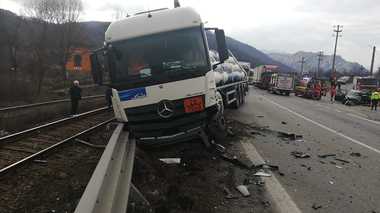 Vâlcea: Accident între o cisternă cu hidrogen şi un autoturism, în Călimăneşti. Cisterna a rămas pe linia ferată, traficul feroviar fiind blocat