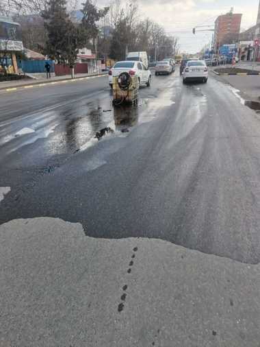 Bazin din plastic cu o mie de litri de motorină, răsturnat pe o stradă din Tecuci  