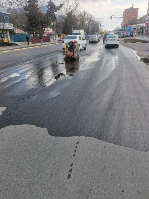 Bazin din plastic cu o mie de litri de motorină, răsturnat pe o stradă din Tecuci  