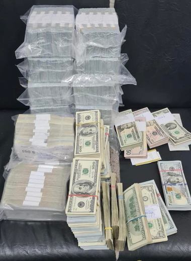 Poliţia de Frontieră Iaşi - 1,6 milioane de dolari, 50.000 de euro, ceasuri şi bijuterii, în maşina unui cuplu de ucraineni, la Vama Albiţa