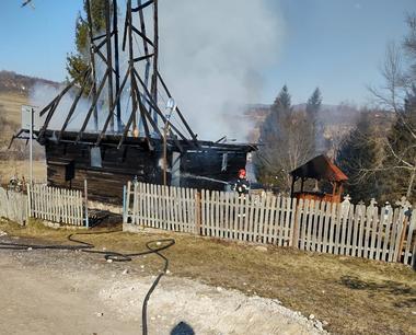 Arad: Biserică monument istoric mistuită de flăcări, în urma arderii vegetaţiei uscate / Incendiul s-a apropiat periculos şi de clădirea şcolii