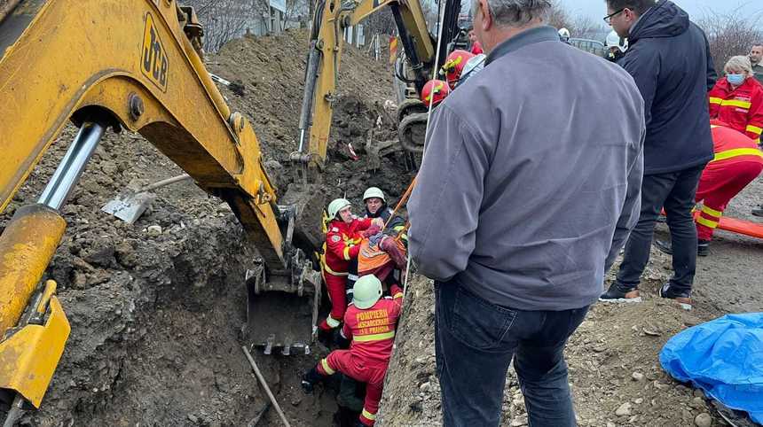 Cluj: Muncitor prins sub un mal de pământ de doi metri / Pompierii intervin pentru salvarea victimei care este inconştientă 