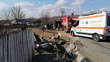 Vaslui: Un camion s-a răsturnat şi a rupt un stâlp de electricitate, care a căzut peste doi copii/ Unul dintre copii este în stare gravă şi va fi dus cu elicopterul SMURD la Iaşi - FOTO