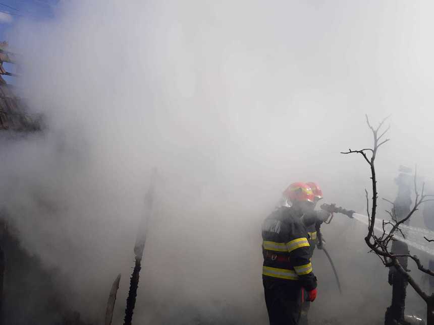 ISU Botoşani: 11 incendii într-o singură zi - două case, un grajd şi vegetaţia uscată de pe aproximativ 20 de hectare au ars / Un bărbat a murit / O femeie a dat foc hainelor fiului ei supărată că nu are loc de muncă 
