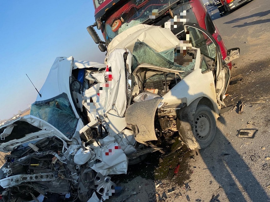 Doi morţi într-un accident produs pe autostrada A 1, în care au fost implicate două autotrenuri şi trei autoturisme - FOTO
