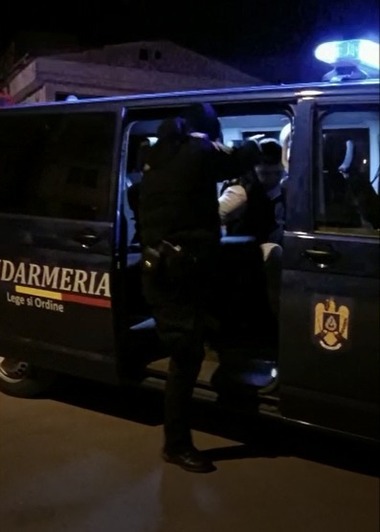 Galaţi: Un bărbat băut a atacat cu o macetă un grup de tineri  