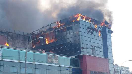UPDATE - Bucureşti - Incendiu la acoperişul magazinului Prosper / Degajări mari de fum / Nu sunt anunţate victime / Centrul comercial, evacuat / Parte din acoperiş s-a prăbuşit  - FOTO / VIDEO