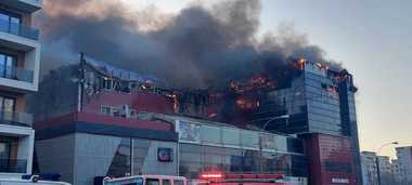 Executiv: Incendiul din Bucureşti, în curs de localizare / ANM: Viteza vântului, în diminuare 