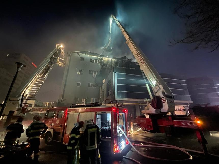 Pompierii continuă să intervină pentru lichidarea incendiului de la complexul comercial Prosper, dar oamenii evacuaţi din clădirile învecinate revin în locuinţe/ Pagubele sunt semnificative, iar Inspectoratul în Construcţii va evalua imobilul - FOTO, VIDEO