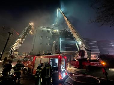 Raed Arafat, despre incendiul de la centrul comercial din Capitală: Clădirea nu avea autorizaţie de incendiu. Ultimul control a fost în 2021. Există risc de prăbuşire 