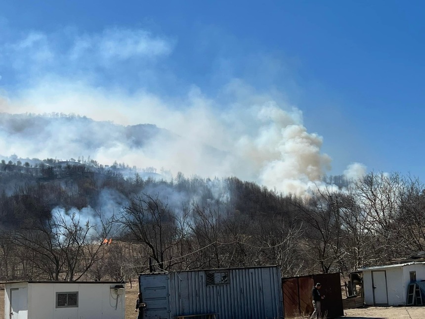 Bărbat din Buzău, amendat cu 5.000 de lei pentru incendierea unui teren / El a dat foc unei pajişti, dar flăcările au cuprins vegetaţia de pe cinci hectare / Amendă şi în Vrancea 