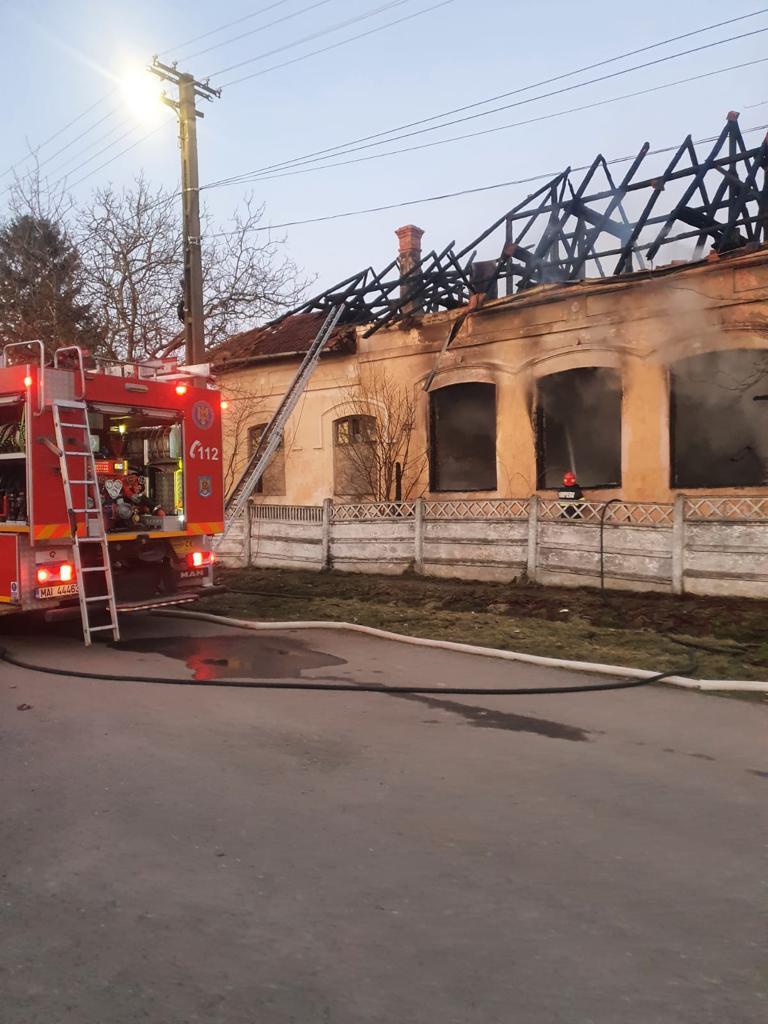 Incendiu la o şcoală din judeţul Satu Mare/ Focul ar fi fost pus intenţionat