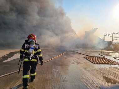 Incendiu puternic la o hală din Craiova. Fumul dens afectează circulaţia rutieră pe DN 6 - FOTO, VIDEO