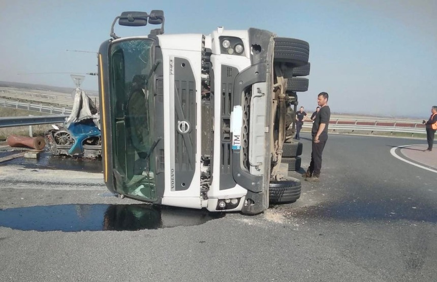 Timiş: TIR răsturnat într-un sens giratoriu care face legătura între DN 68A şi autostrada Timişoara - Lugoj - Traian Vuia - FOTO