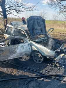 Arad: Două persoane decedate, după ce maşina în care se aflau a intrat într-un copac şi a luat foc