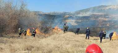 Incendiul  din localitatea Breaza s-a extins extrem de mult, cuprinzând 500 de hectare de vegetaţie uscată si 50 de hectare de pădure de pin / Prefectul de Buzău: Peisajul seamănă incredibil de mult cu Grecia, tot ce vezi în jur e ars - VIDEO / FOTO