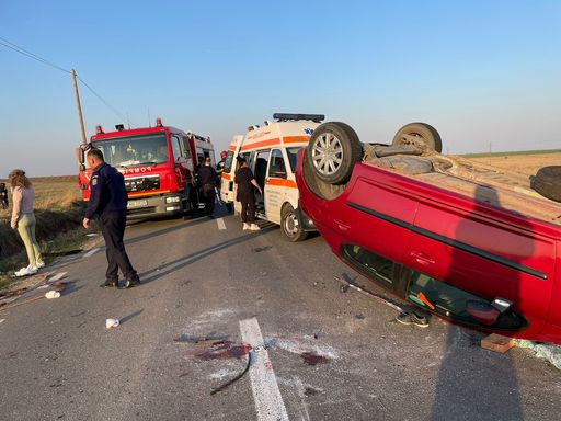 Dâmboviţa: Persoană scoasă de către pompieri de sub un autoturism răsturnat şi dusă la spital