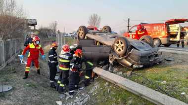 Vâlcea: Un autoturism s-a răsturnat şi a rupt un stâlp de electricitate. Trei persoane au fost rănite