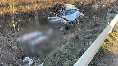 Timiş: Copil de doi ani, mort într-un accident rutier alături de părinţii lui/ Un alt băiat al familiei, rămas orfan, a fost rănit
