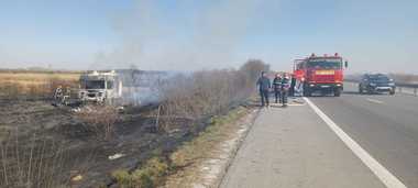 Dâmboviţa: Trafic blocat pe autostrada A 1, la kilometrul 67, după ce un TIR a luat foc, iar incendiul s-a extins la vegetaţia de pe marginea şoselei