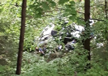 UPDATE - Aparat de zbor prăbuşit în judeţul Bacău / Intervenţia, într-o zonă împădurită / Alerta, primită de pe costumul pilotului / Căutările au fost oprite 