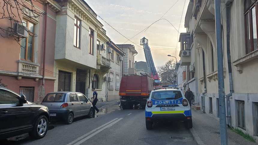 UPDATE - Incendiu de proporţii la un imobil de pe strada Horaţiu din Bucureşti / Focul s-a extins la balconul unei locuinţe învecinate - FOTO