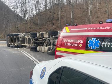 Camion cu furaje, răsturnat pe DN 13, în judeţul Braşov / Şoferul a fost rănit  - FOTO