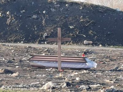 UPDATE - Vrancea: Anchetă, după ce două sicrie goale şi două cruci au fost amplasate pe un teren aflat în apropierea unui cimitir din Focşani / Anterior, un alt sicriu a fost pus în aceeaşi zonă, persoana fiind amendată / Mai multe persoane, audiate