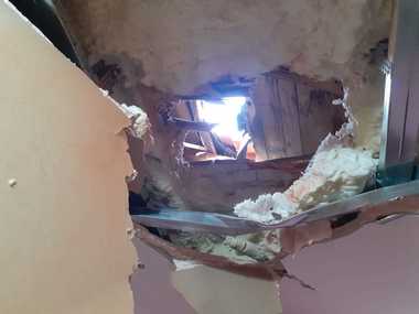 Hunedoara: Un bolovan de aproximativ 50 de kilograme care conţine zgură şi metal, dar care nu este radioactiv, a căzut pe o casă, pe care a avariat-o / O femeie cu doi copii erau în imobilul afectat / Deocamdată nu se cunoaşte provenienţa pietrei  - FOTO