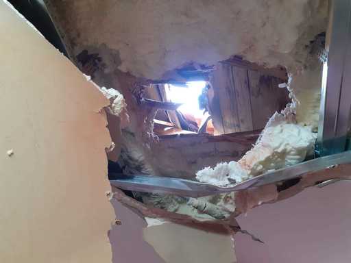 Hunedoara: Un bolovan de aproximativ 50 de kilograme care conţine zgură şi metal, dar care nu este radioactiv, a căzut pe o casă, pe care a avariat-o / O femeie cu doi copii erau în imobilul afectat / Deocamdată nu se cunoaşte provenienţa pietrei  - FOTO