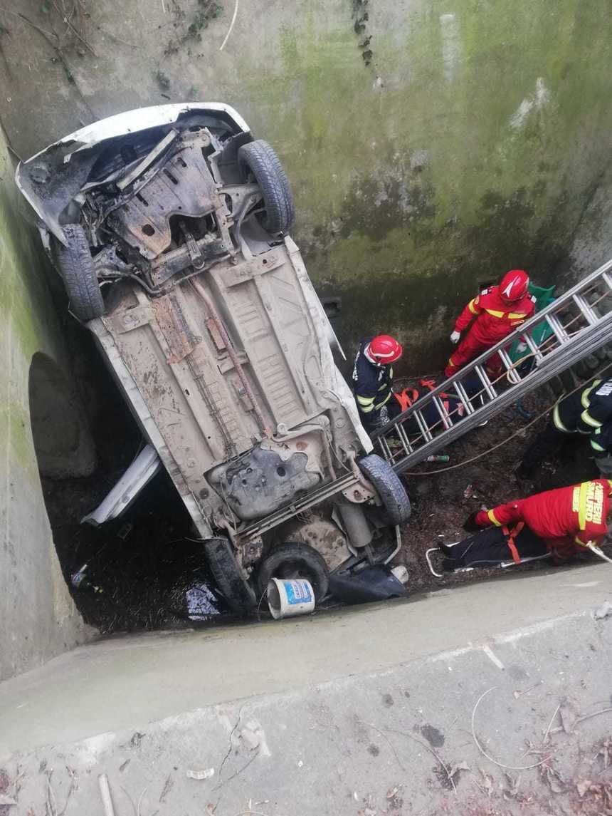 Buzău: Doi soţi au ajuns la spital după ce s-au răsturnat cu maşina într-un canal adânc de câţiva metri 