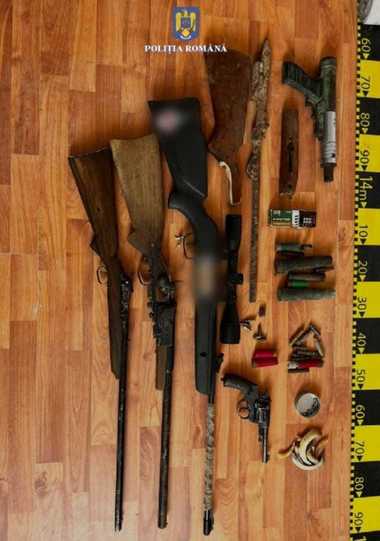 Timiş: Trei bărbaţi reţinuţi de poliţişti în urma unor percheziţii într-un dosar de nerespectare a regimului armelor şi muniţiilor