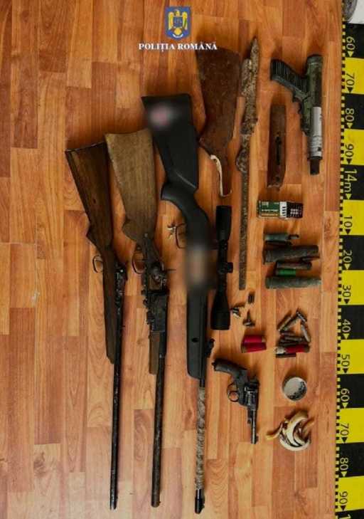 Timiş: Trei bărbaţi reţinuţi de poliţişti în urma unor percheziţii într-un dosar de nerespectare a regimului armelor şi muniţiilor