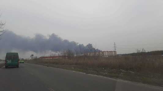 Traficul pe Centura Bucureşti, în zona incendiului de la REMAT Glina, reluat / Se lucrează în continuare pentru stingerea focarelor / Nu au fost identificate victime 